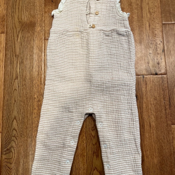 City Mouse: Crinkle Cotton Ruffle Button Long Romper, Sesame Stripe - Picture 3 of 5